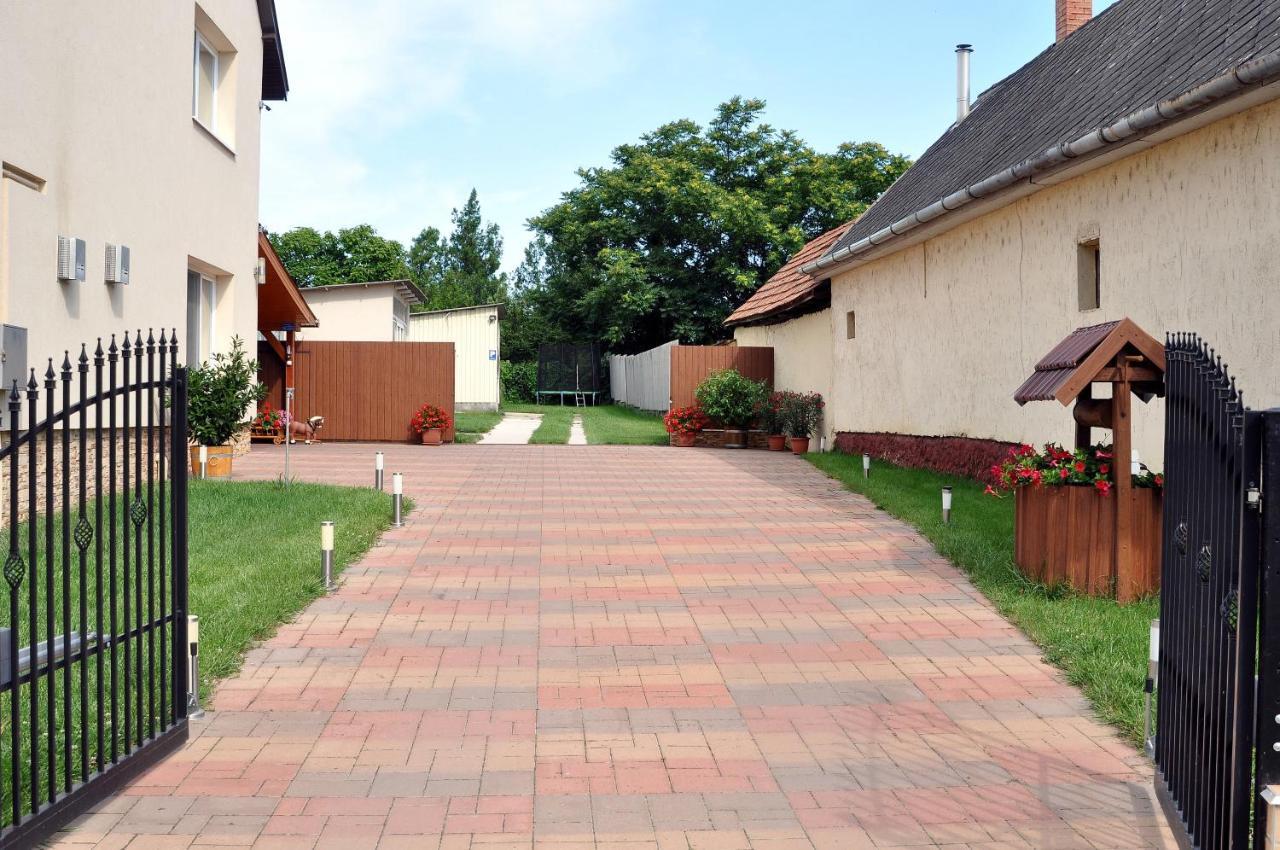 Molnár Vendégház Ujfeherto Exterior foto