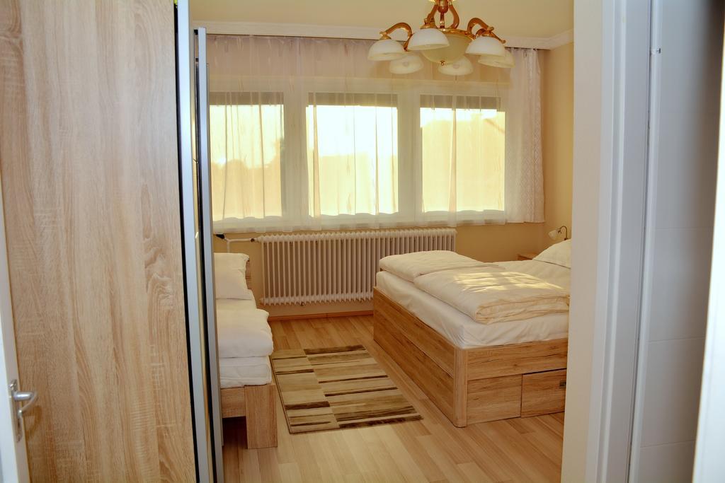 Molnár Vendégház Ujfeherto Exterior foto